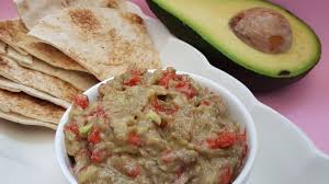 Acum două zile am făcut salată de vinete și salată de ardei copți din legume coapte vara trecută pe plită și congelate dacă vă vine să spuneți că tocând vinetele cu un instrument metalic acestea se oxidează, vă anunț că vinetele se oxidează în prezența oxigenului nu a. SalatÄƒ De Vinete Cu Ardei Copt È™i Avocado Savoare De Crin