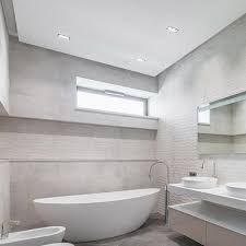 L'intensità della luce che viene dai soffitti può diventare direttamente proporzionale alle ombre riflesse sul nostro viso mentre ci specchiamo, quindi ecco il trucco: Illuminazione Bagno Applique Faretti Plafoniere E Lampade
