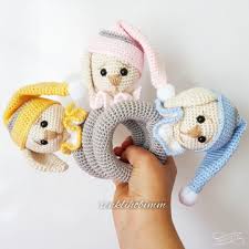 Bebeklerinize Onlar Gibi Masum Bir Oyuncak Ormek Istemez Misiniz Bu Masum Uykucu Cingirak Cocugunuz En Yakin Arkadasi Olacak Bebek Cingiragi Orgu Orme Bebekler