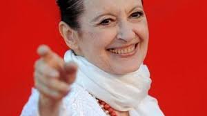 Lascia il marito beppe menegatti, regista teatrale col quale era sposata dal 1964e ha collaborato in molte occasioni, e il figlio. Carla Fracci Biografia Eta Altezza Peso Figli Marito E Vita Privata Spettegolando