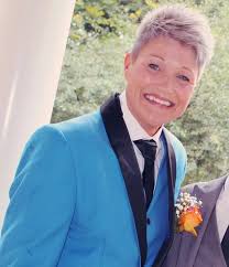 Derbyshire woman sings 'We'll Meet Again' in front garden