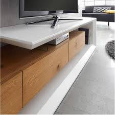 Meuble tv scandinave blanc brillant et bois lahti. Meubles Tv Meubles Et Rangements Meuble Tv Design Emerainville Finition Laquee Blanc Mat 3 Tiroirs Facade Chene Noueux Inside75