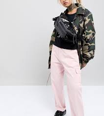 La sacoche patagonia stand up belt bag, ici déclinée en marron, est un modèle ultrarobuste conçu pour le quotidien et pour toutes les activités nécessitant d'avoir le strict minimum sur soi.hybride, la sacoche peut se porter à l'épaule ou à la taille comme un sac banane. Sac Banane En Cuir Noir Patagonia 52 Asos Lookastic France