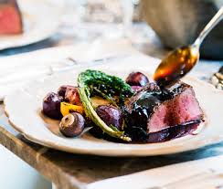 Helstekt Ryggbiff Med Rodvinssas Rostade Rotter Betor Och Vitlokssvamp Recept Betor Matideer Matratt