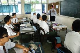 Bapak kan guru bahasa inggris, jadi pasti tahu arti semua kata bahasa inggris. saya langsung memberi sanggahan, bapak cuma manusia biasa. Tahun 2017 Kemendikbud Wajibkan Guru Mengajar 40 Jam Seminggu Akankah Efektif