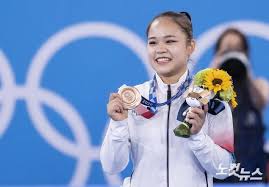 1996 애틀랜타 올림픽 도마 은메달리스트 여홍철 경희대 교수의 딸인 여서정은 '부녀 올림픽 출전'이라는 진기록을 세웠다. Aawhypladjmnlm