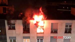 In cielo si elevata un'alta colonna di. Incendio In Via Bagarotti A Milano Appartamento Devastato Dalle Fiamme Arrestate Due Persone