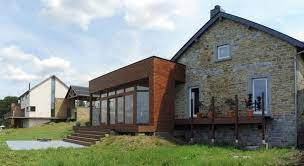 Il est par exemple possible de prévoir une finition autre que le bois, comme un enduit plus traditionnel en guise de revêtement de. Une Maison En Pierre Agrandie Grace A Une Extension En Bois