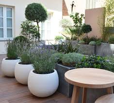 Accumulation De Pots Pour Effet Massif Decoration Jardin Deco Jardin Jardins