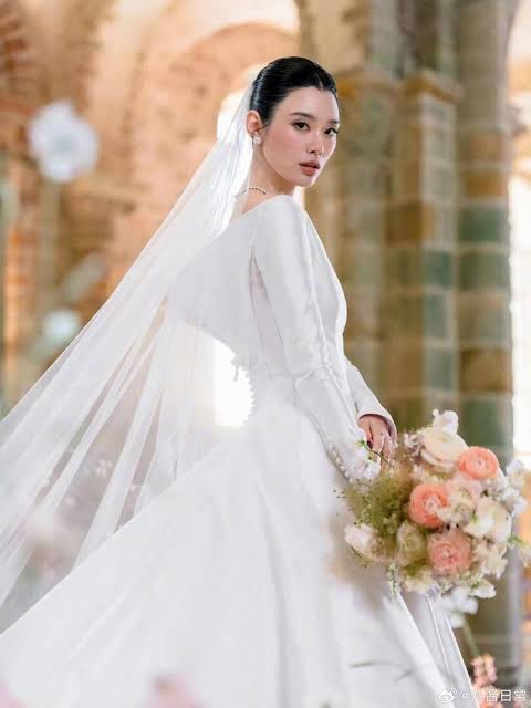 Thiết kế thanh lịch giúp tôn lên thần thái cùng những đường nét nổi bật của Hề Mộng Dao trong ngày trọng đại. Ảnh: Báo Dân trí