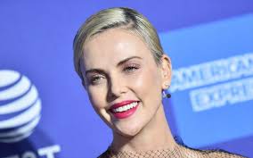 Ωστόσο η σαρλίζ θερόν δε δείχνει το ίδιο. H Charlize Theron Apodeiknyei Poso Monterno Einai To Bowl Cut Clickatlife