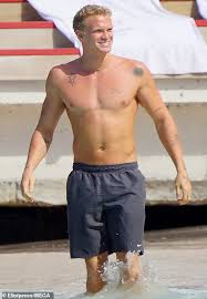 He spent the season on loan at the championship club. Cody Simpson Packs On The Pda With His New Bikini Blonde Bombshell Girlfriend Aktuelle Boulevard Nachrichten Und Fotogalerien Zu Stars Sternchen