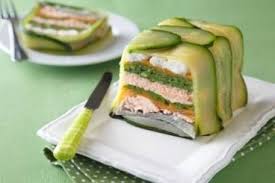 Dans le fond d'une terrine ou d'un moule à cake, étaler du poisson. Recette De Terrine De Saumon Et Petits Legumes Facile Et Rapide