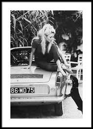Der strand von brigitte bardot. Brigitte Bardot Poster Auf Einem Auto Desenio De