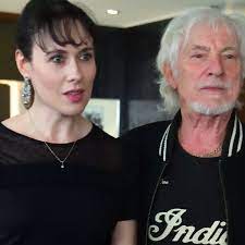 Aufray knew dylan and his work from his time in new york city,2 as well as from record shops, and his translations capture. Hugues Aufray Fait Une Rare Apparition Avec Sa Jeune Maitresse Il Assume Sa Double Vie Femme Actuelle Le Mag