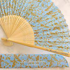 優雅に夏を乗り切るために 5月24日よりレ メルヴェイユーズ ラデュレでは ベースメイク製品を含む 5 000以上お買い上げの方に オリジナル扇子をプレゼントいたします 夏が近づき今週末はまさに夏日 肌がチリチリ焼ける感覚 そして肌からにじむ汗を