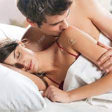 Fotos zum thema bett gefesselt. Junge Schone Verliebte Paar Beim Liebesspiel Im Bett Lizenzfreie Fotos Bilder Und Stock Fotografie Image 14158694