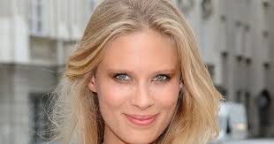 Julia Pietrucha prezentuje teledysk do piosenki "On My Own"