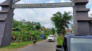 The other attractions for visitors are the largest ancient hindu temple in east java, the very active volcano mount kelud and a couple of nice beaches. Panorama Jalan Tikus Ke Blitar Membuat Pemudik Bak Berwisata Petugas Harus Sebar Kekuatan Surya