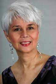 Cela à travers quelques mèches rebelles, du volume sur le haut de la crâne, une coupe cheveux blancs pour une femme de 60 ans. Epingle Sur Coiffure