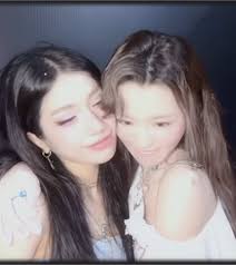 Ly Han Và Han Sara Ôm Eo