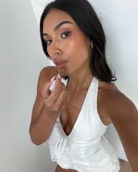 Kelli Earle's Instagram, Twitter & Facebook