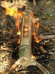 Bamboo To Boil Things Or Make Rice Un Bambou Fendu Rempli D Eau Pour Faire Bouillir Des Aliments Uberlebensfertigkeiten Bushcraft Camping Survival