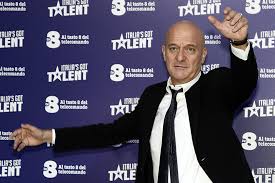 Il film è non c'è più religione, la mano è di luca miniero (quello di benvenuti al sude sequel), e ha il merito, fin dal titolo, di scherzare coi santi, ma con garbo infinito. Non C E Piu Religione Film Con Claudio Bisio Trama E Curiosita Popcorn Tv