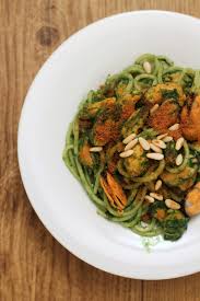 Cozze sgusciate ritirate dal mercato. Spaghettoni Con Pesto Di Cavolo Nero Cozze E Bottarga Un Pinguino In Cucina