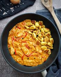 Paprika Sahne Hahnchen Mit Gnocchi Lydiasfoodblog Rezept In 2020 Hahnchenfilet Rezepte Rezepte Essensrezepte