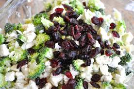 Salade De Brocoli Et Chou Fleur Avec Une Vinaigrette A La Mayonnaise Recipe Cauliflower Salad Pesto Salad Healthy Recipes
