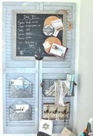 D Abord Elle Peint Cette Persienne Brisee Puis La Depose Sur La Table Pour En Faire Ceci Wow Vieux Volets Persienne Diy Recup