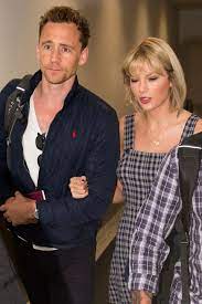 Between desire and darkness, between mystery and madness, lies the truth behind crimson peak. Tom Hiddleston Starportrat News Bilder Gala De
