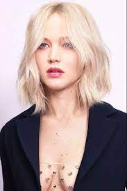 Short Wavy Even Bob With Central Part Jennifer Lawrence Hair Hairstyles For Thin Hair Hair Inspiration