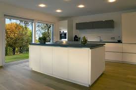 Kuche Im Musterhaus Ulm Plusenergiehaus Der 3 Generation Fertighaus Satteldach Haus Kuchen