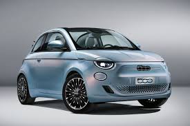 Der Neue Fiat 500 Das Erste Elektrisch Angetriebene Fahrzeug Der Marke In 2020 Fiat 500 Fahrzeuge Autos