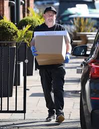 Johnny vegas net worth 2021: Johnny Vegas Tragt Schutzhandschuhe Als Er Liefert Essenspakete Zu Den Schwachsten In Seiner Heimatstadt Aktuelle Boulevard Nachrichten Und Fotogalerien Zu Stars Sternchen