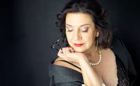 Gayle Barry's Instagram, Twitter & Facebook