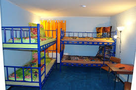Je vybaven sprchou, wc, fénem a televizí se satelitem. 4 Bett Zimmer 2 Hostel Pinneberg