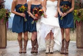 ¿te han invitado a una boda próximamente y no sabes qué ponerte? Resultado De Imagen Para Vestido Novia Con Botas Boda Vaquera Damas De Boda Boda Charra