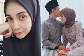 Izreen berkata dia dan suami hadir ke mahkamah untuk menyelesaikan urusan denda yang dikenakan mahkamah kerana berpoligami tanpa kebenaran pada awal pernikahan mereka ketika ude masih lagi menjadi suami kepada intan liana saleh. Izreen Azminda Dan Ude Muncul Di Mahkamah Syariah Jangan Salah Anggap Kami Okey Hiburan Mstar