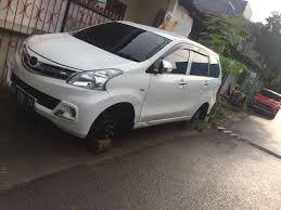 Karena pada desain rumah kedua ini memiliki tampak depan rumah yang sederhana, tidak terlalu mewah. Foto Mobil Terparkir Di Depan Rumah Otto Modifikasi