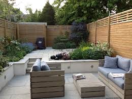 These brilliant small garden ideas will inspire you to look at your yard in a whole new light, no matter combine pots in different colours, sizes and textures to keep things interesting and harness the this works especially well if you build your garden on different levels, with the higher levels at the back. Split Level Courtyard Garden Modern Patio London Von Tim Mackley Garden Design