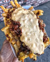 Uand Le Combo Frites X Cheddar X Bacon Ne Suffisaient Pas On Te Rajouter Une Sauce Piquante Sur Le Dessus Nourriture Recettes De Cuisine Idee Recette