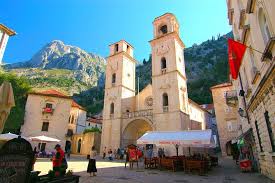 Un homenaje a katrina, quien falleció en agosto de 2011 al caer en una construcción ilegal, sin permisos y sin seguridades para quienes transitaban por el sitio. Tour A Piedi Della Citta Vecchia Di Cattaro Kotor 2021