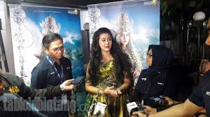 Robert curtis (robert) and talitha a. Talitha Curtis Winn Bangga Jadi Nyi Roro Kidul Tabloidbintang Com
