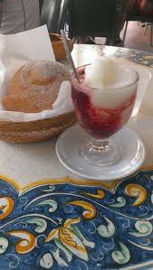 .ma buonissime brioches, forse perche' rievocano ricordi lontani che mi scaldano il cuore…penso alle vacanze estive dai nonni in sicilia, al mare, rivivo momenti il connubio perfetto, secondo me, è con la granita al limone. Granita Limone E Gelsi Con Brioche Foto Di Bar Iudica E Trieste Sicilia Tripadvisor