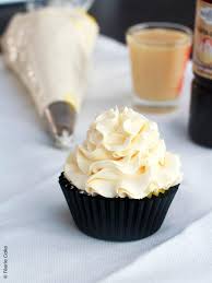 La crème au beurre est une crème composée de beurre pommade, d'œufs (jaune, blanc ou entier suivant les recettes), de sucre et parfois de lait. Creme Au Beurre Russe Feerie Cake