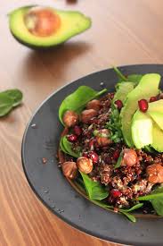 Assiette Aux Mille Couleurs Quinoa Rouge Avocat Grenade Noisettes Et Pousses D Epinards Recette Quinoa Rouge Recette Quinoa Idee Recette