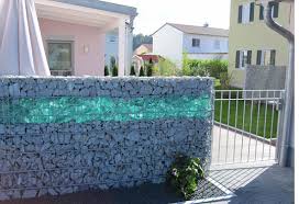 Dengan sentuhan desain professional, batu alam dapat memberi kesan selain pagar kayu, pagar besi hitam juga menjadi favorit untuk dipadupadankan dengan batu alam. Lingkar Warna Alternatif Desain Pagar Minimalis Menggunakan Sistem Bronjong